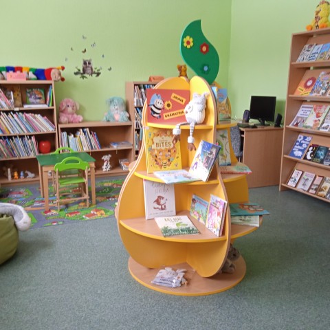 Telpa mazajiem lasītājiem